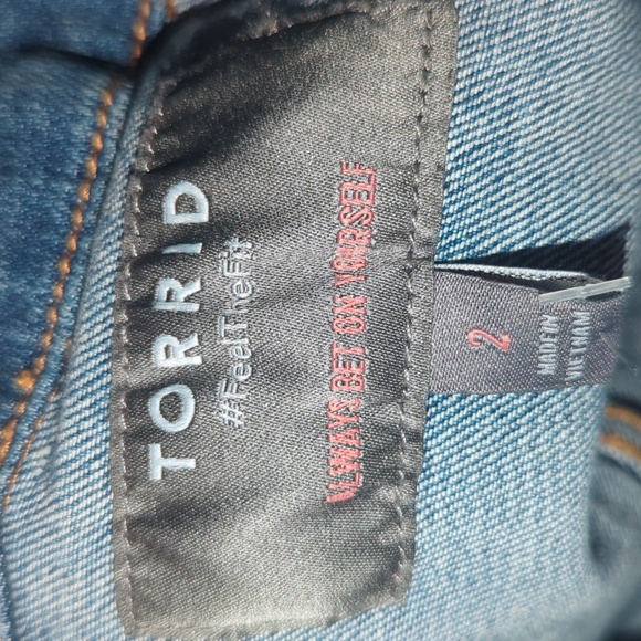 Torrid Cropped Denim Vest 2/2X/18-20 - Picture 13 of 16